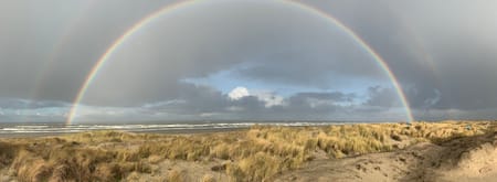 regenboog op strand