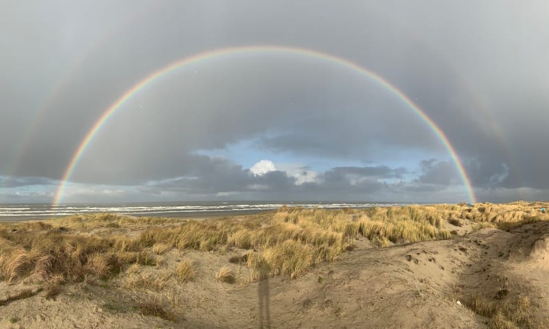 regenboog op strand