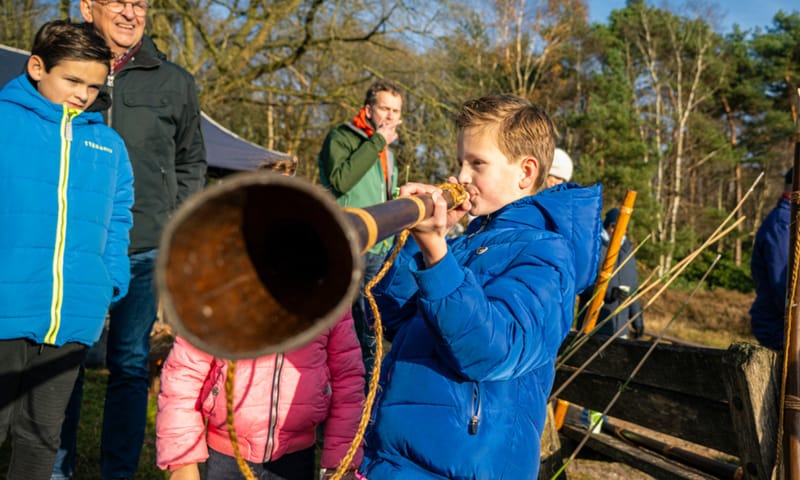 Kind blaast midwinterhoorn