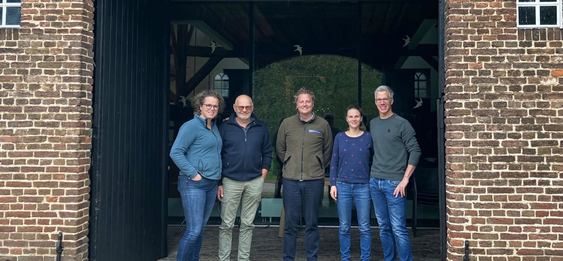 De ondertekening van een overeenkomst markeert een nieuwe toekomst voor boerderij Nieuw Venhorstink op landgoed Hackfort