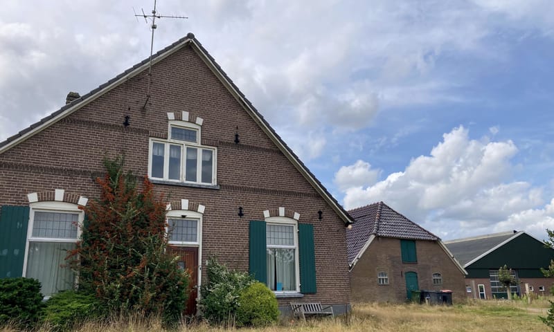 Op het erf moet nog heel veel gebeuren, als eerste wordt de melkstal geschikt gemaakt voor de koeien