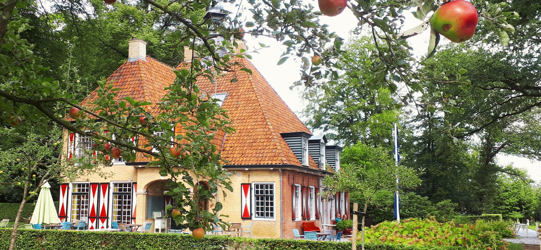 Groene ondernemer gezocht Afbeelding van landhuis De Slotplaats met op de voorgrond vruchtdragende bomen uit de boomgaard