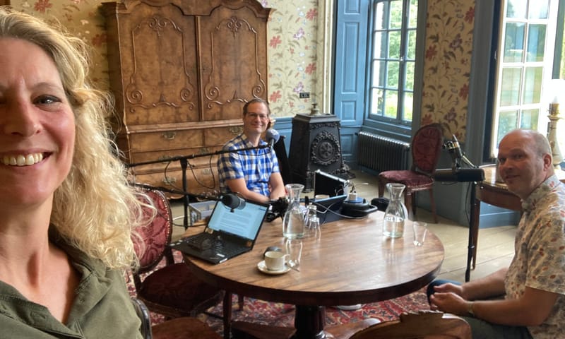 Het opnemen van de podcast in de prachtige salon. Dan komen verhalen wel tot leven!