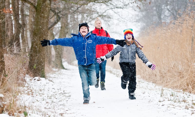 Kinderen rennen in de sneeuw