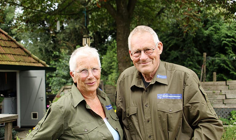 Vrijwilligers Douwe en Joke in Natuurmonumenten werkkleding