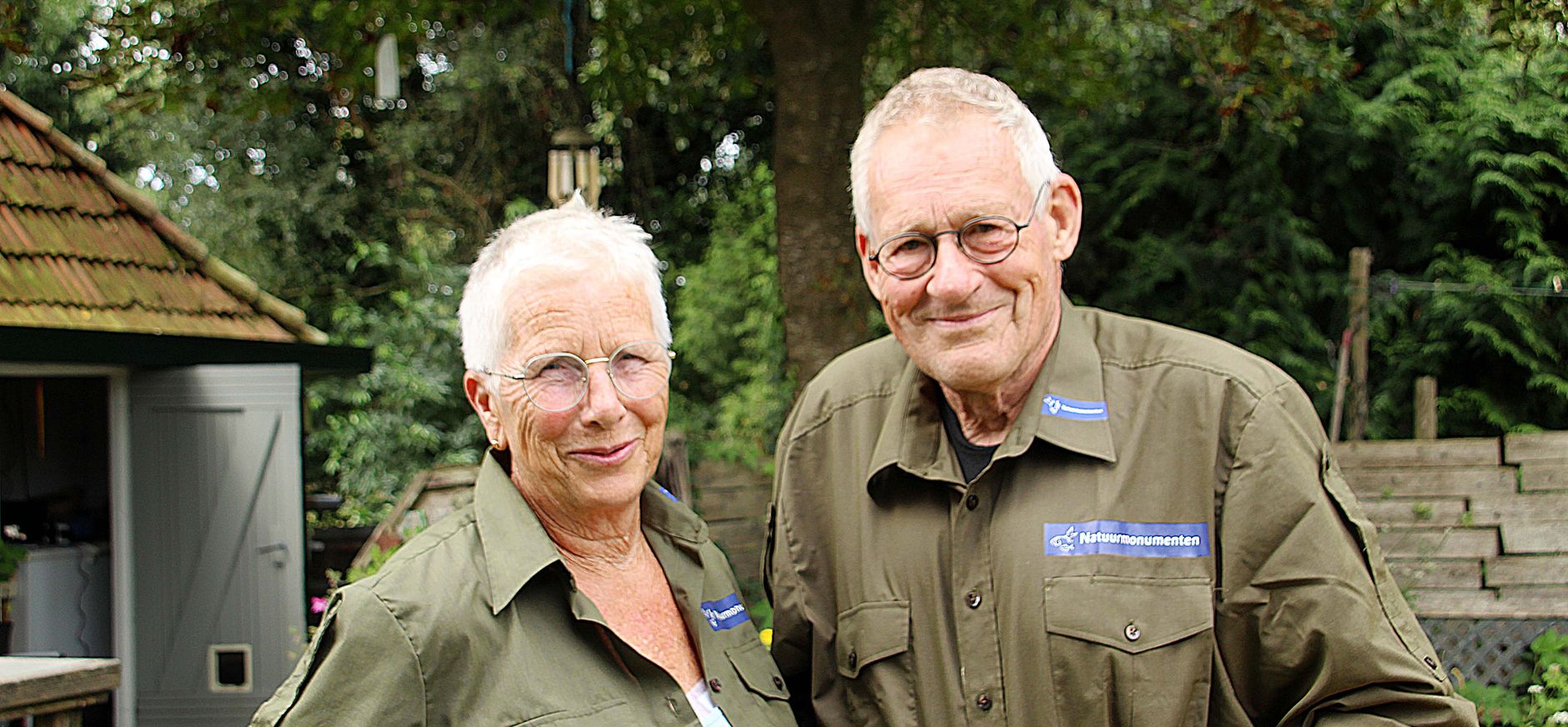 Vrijwilligers Douwe en Joke in Natuurmonumenten werkkleding