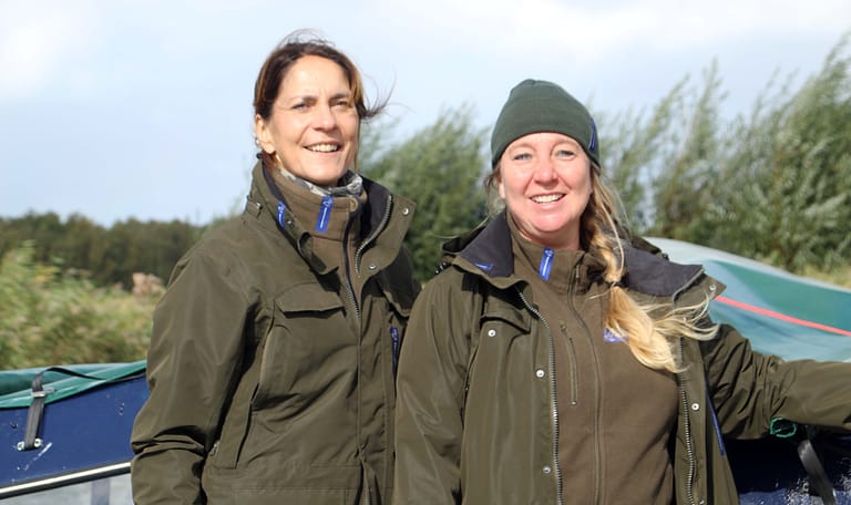 Vrijwillige vaargidsen Annet en Mik op het Naardermeer