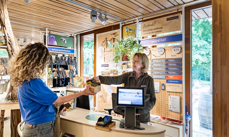 Vrijwilliger in het bezoekerscentrum