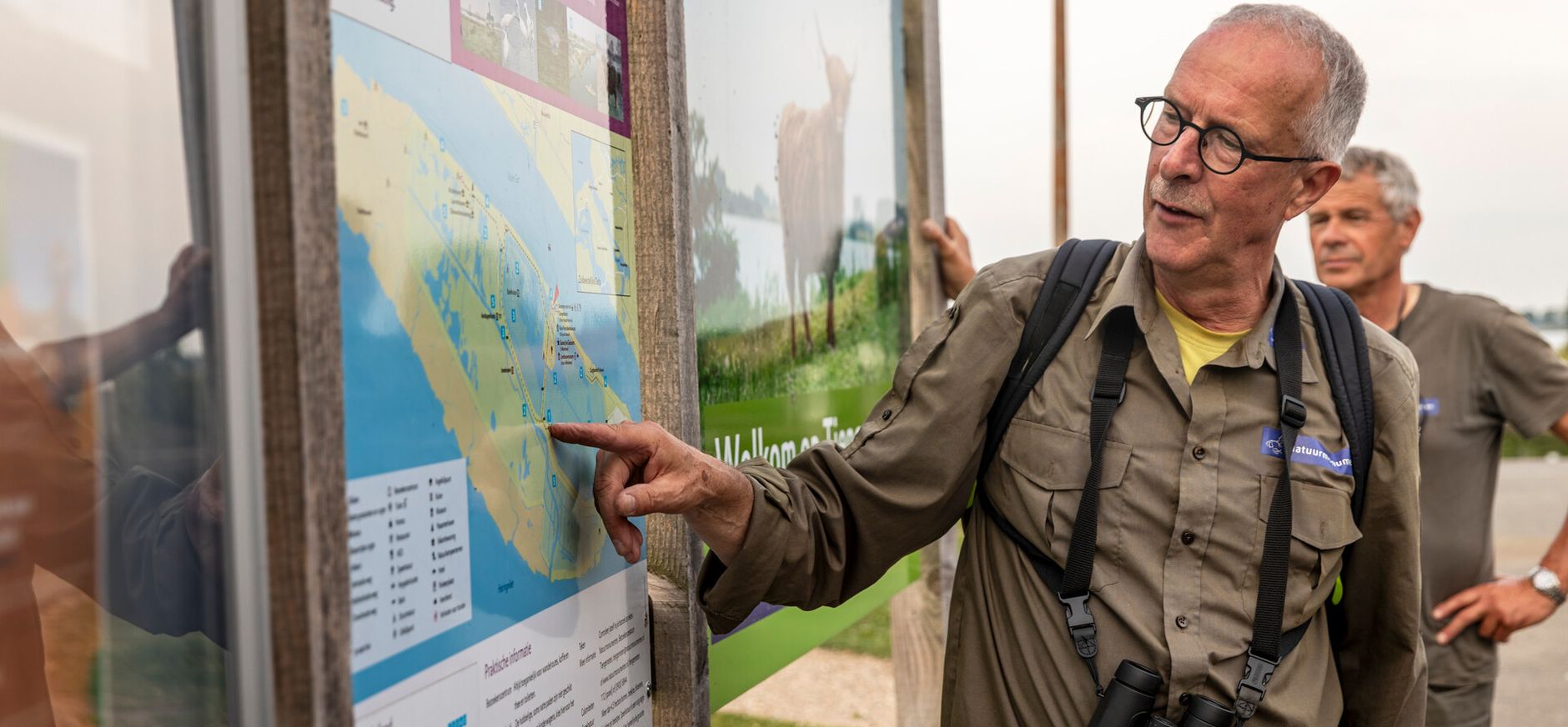 Vrijwilliger wijst de weg