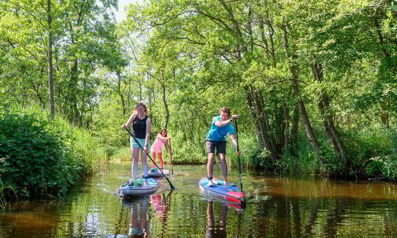 Houd afstand van de oever op het water