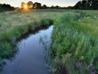 Ondergaande zon op de horizon bij de Ruiten Aa