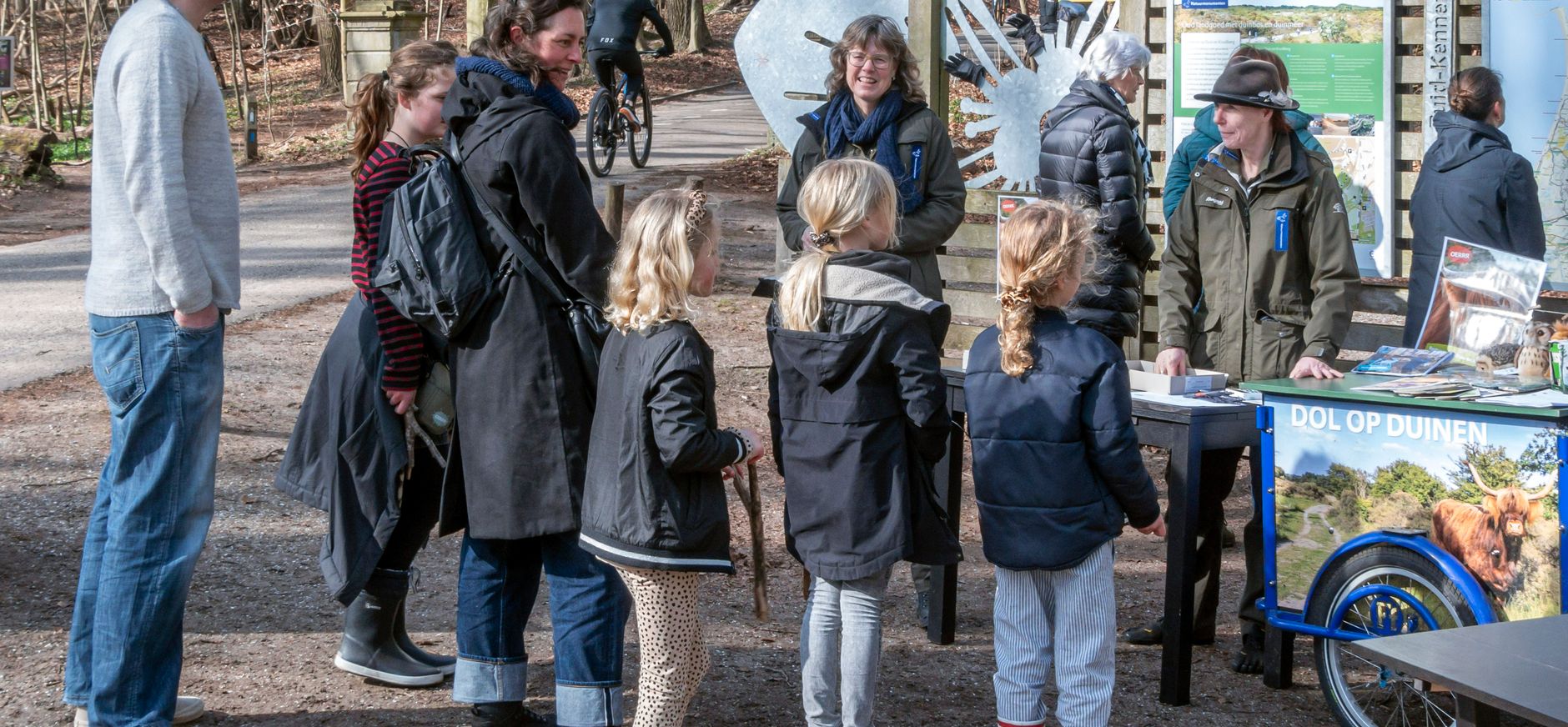 Vrijwillige boswachters staan bezoekers te woord