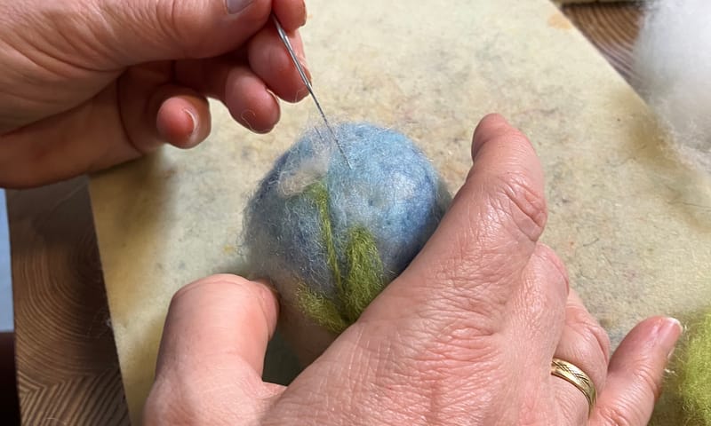 Ei vilten met gekleurde wol