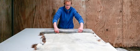 Mooimiek doet voor hoe je een vacht moet rollen.