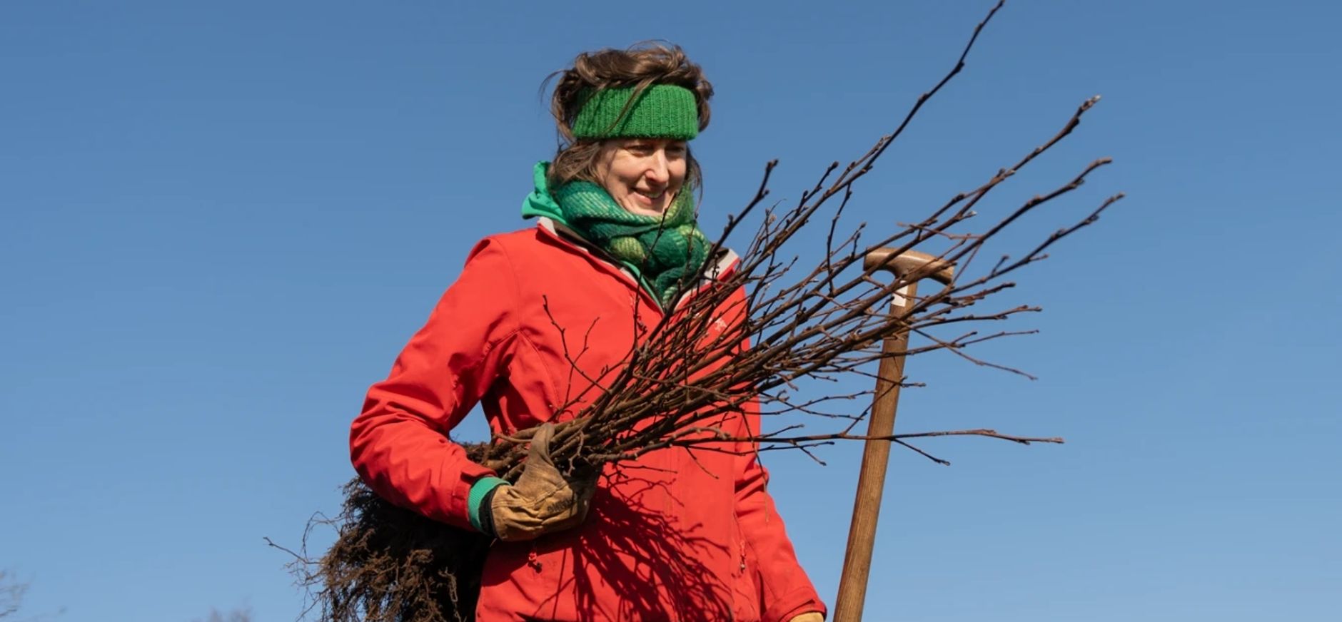 Dame met een bos takken onder haar arm