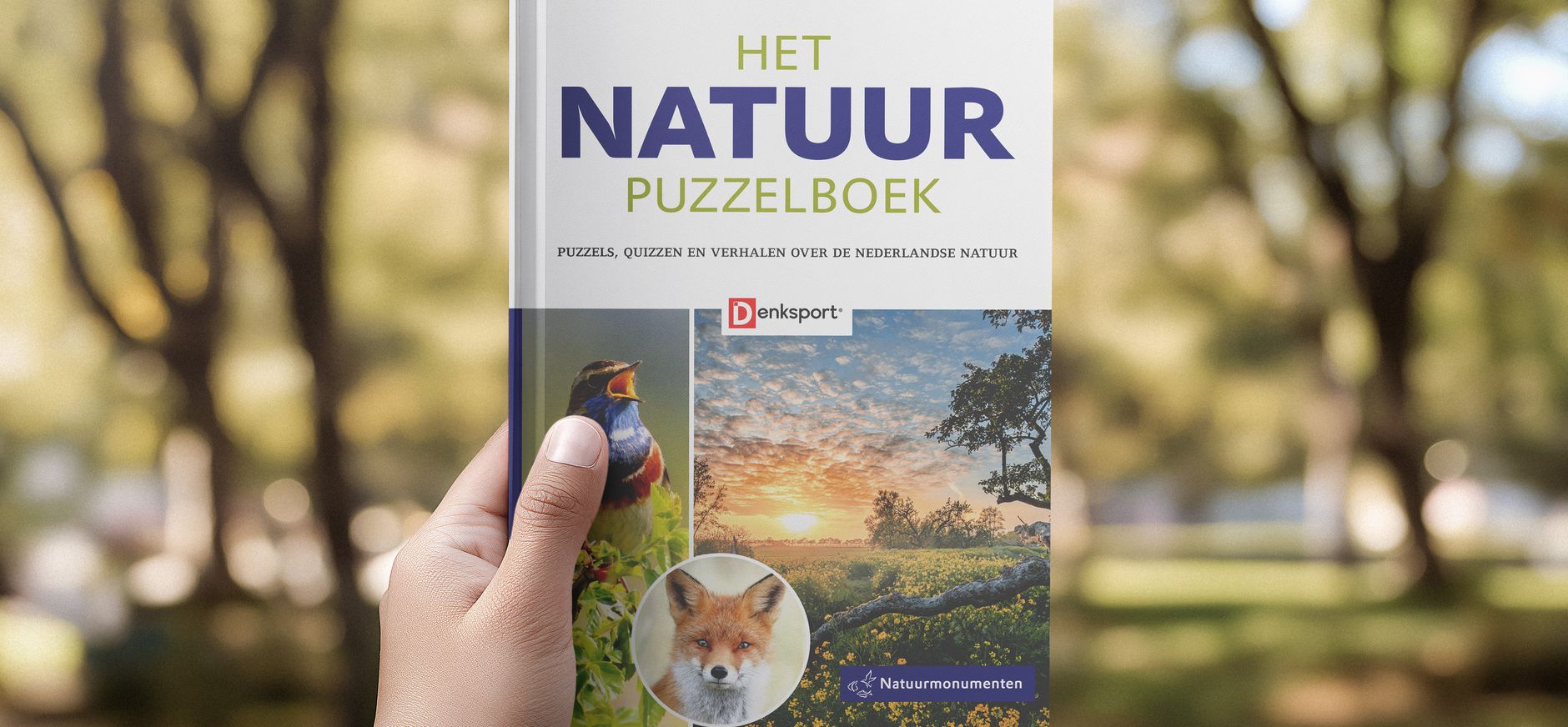 Hand die Het Natuur Puzzelboek vasthoudt