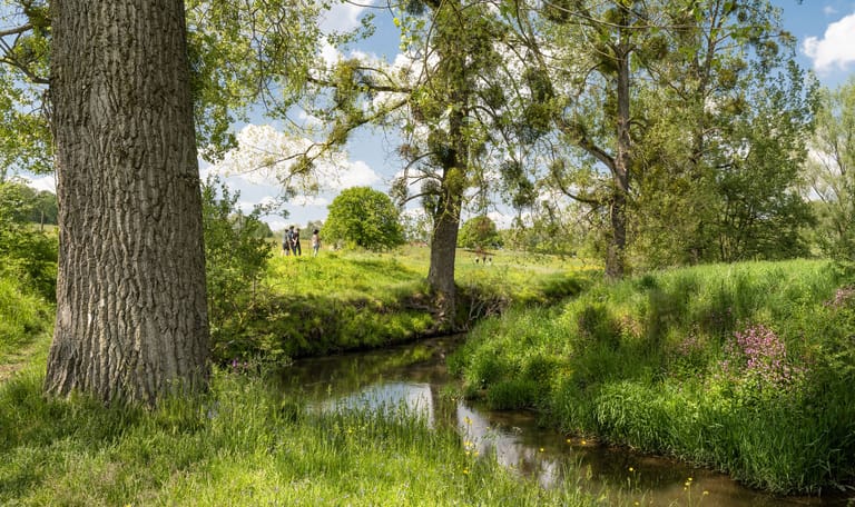 Wandelaars langs de Geul in het Zuid-Limburgse Geuldal Wandelaars langs de Geul in het Zuid-Limburgse Geuldal