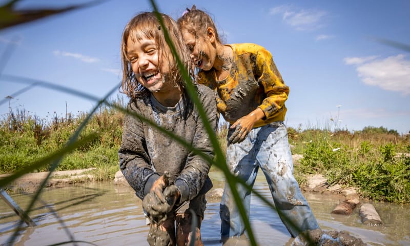 Kinderen spelen in het water