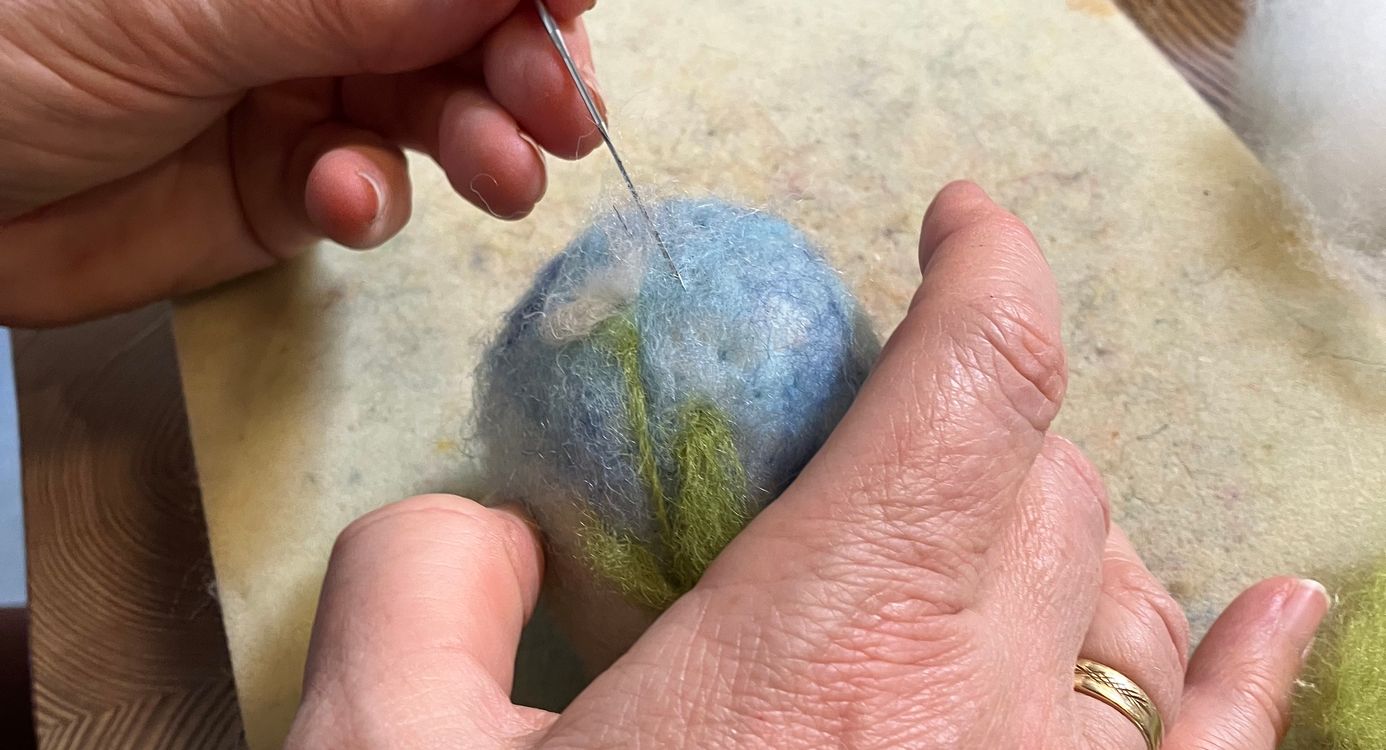 Paasei vilten met wol