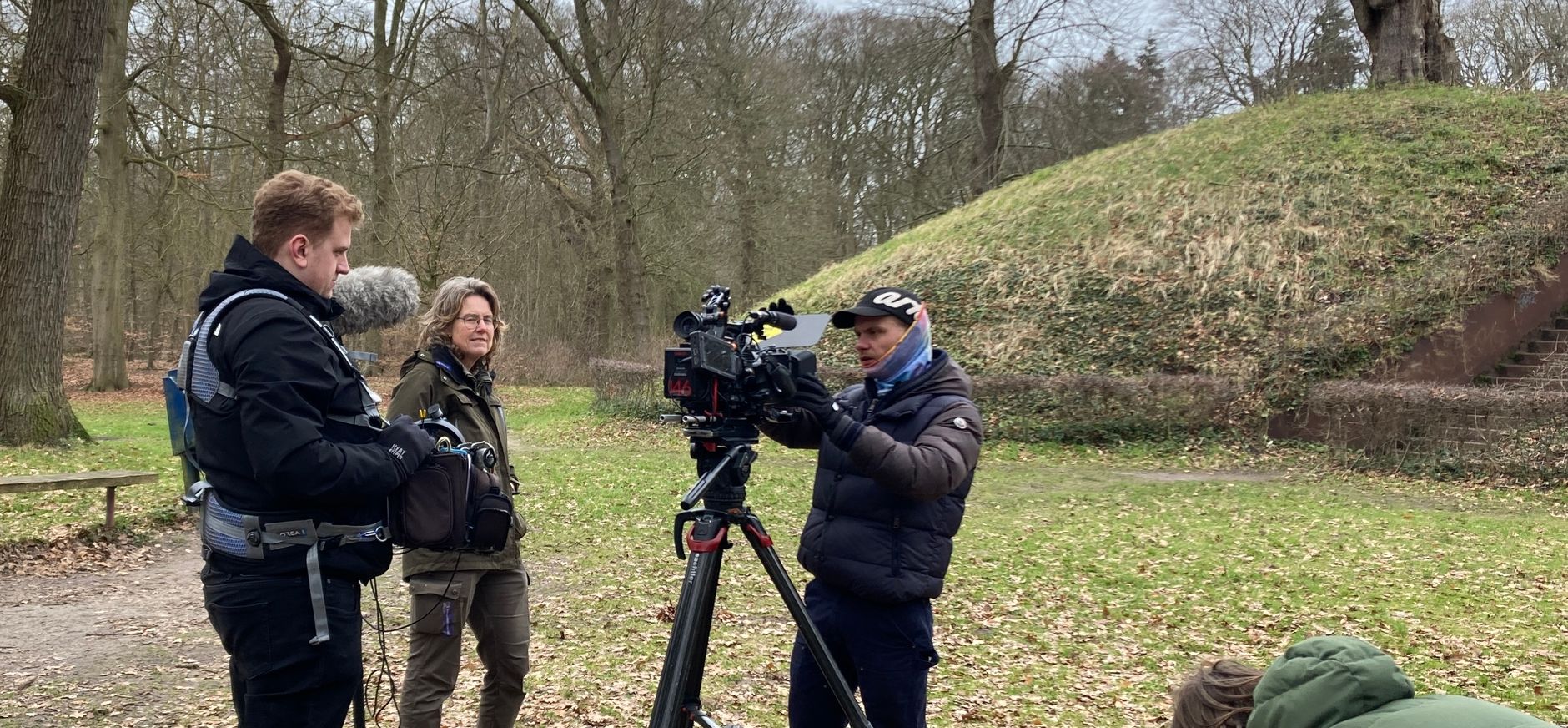 filmploeg bij de Kattenberg op Landgoed Nijenburg filmploeg bij de Kattenberg op Landgoed Nijenburg