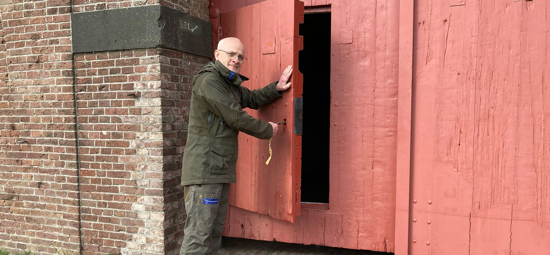 Fortwachter Ad opent de poort van het fort