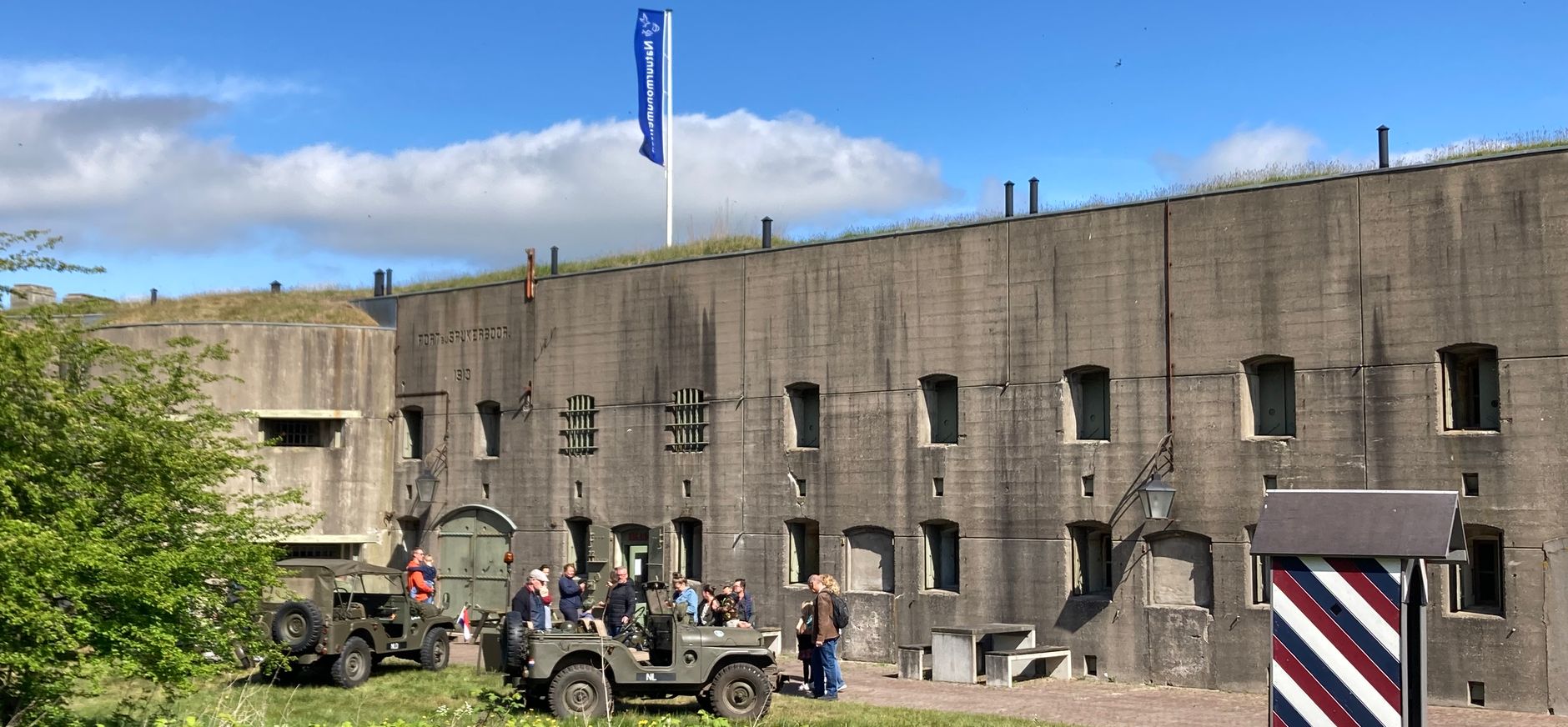 Militaire voertuigen bij Fort bij Spijkerboor
