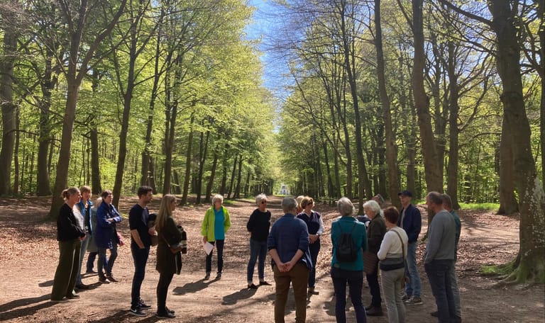 mensen in gesprek op zichtlaan, Nijenburg