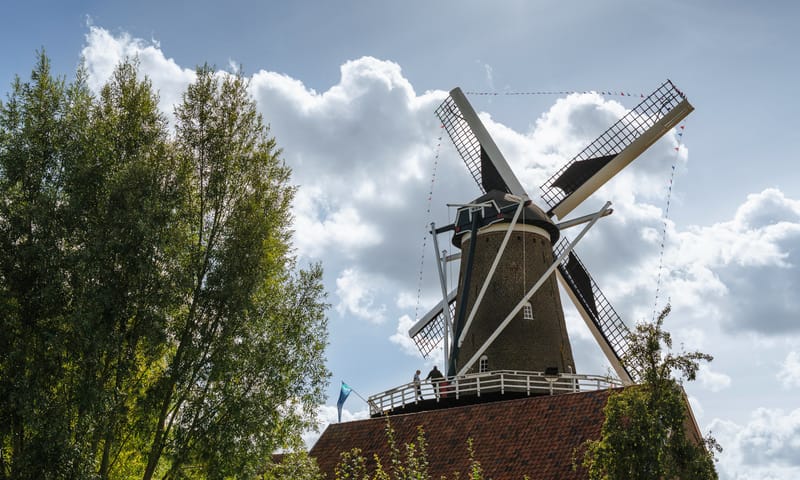 Hompesche Molen in de wolken
