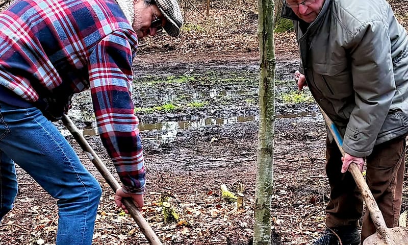 Egbert Oldenboom en Henk Hietbrink namens de Dorpsraad Epse/ Joppe een boom geplant op een markante plek in het Hassinkbos