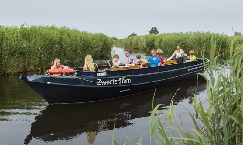 Groep in boot De Wieden excursie
