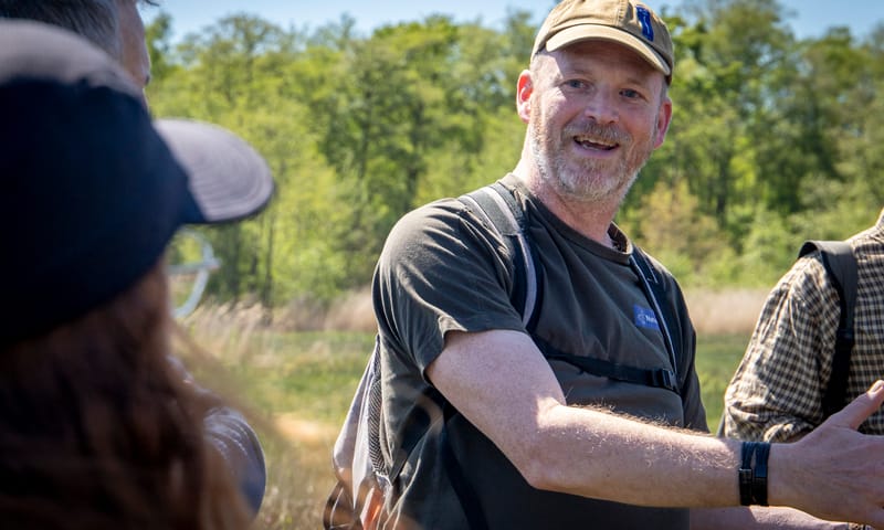 Boswachter Robin Peeters en het ERN in Kempen-Broek Boswachter Robin Peeters vertelt leden van het ERN over rewilding in Kempen-Broek