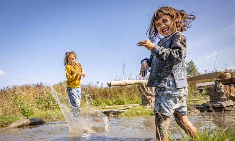 meisjes spelen buiten in Speelnatuur van OERRR