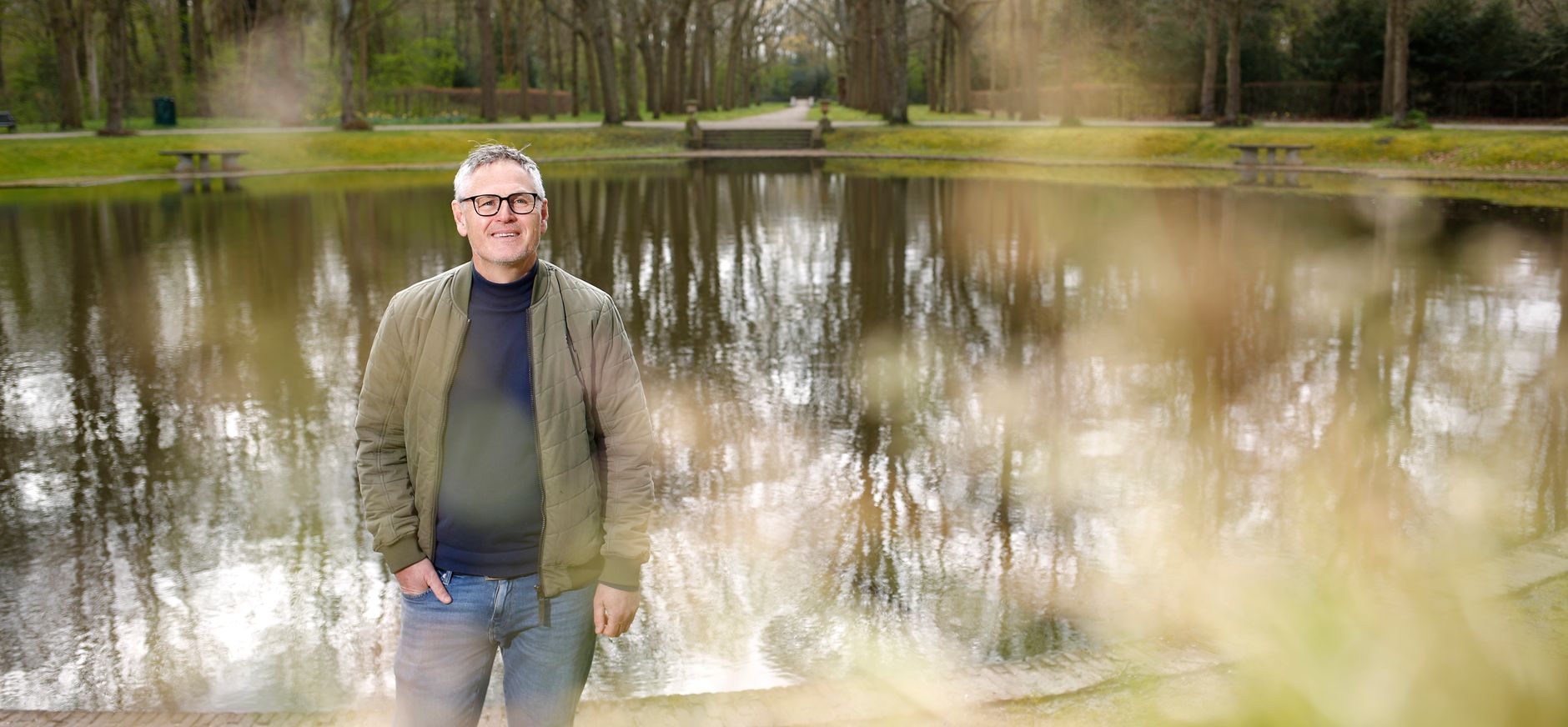 Patrick Meneer in beeld die lacht naar de camera