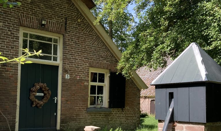 Een van de historische boerderijen op landgoed Hackfort met compleet erf