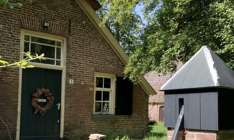 Een van de historische boerderijen op landgoed Hackfort met compleet erf