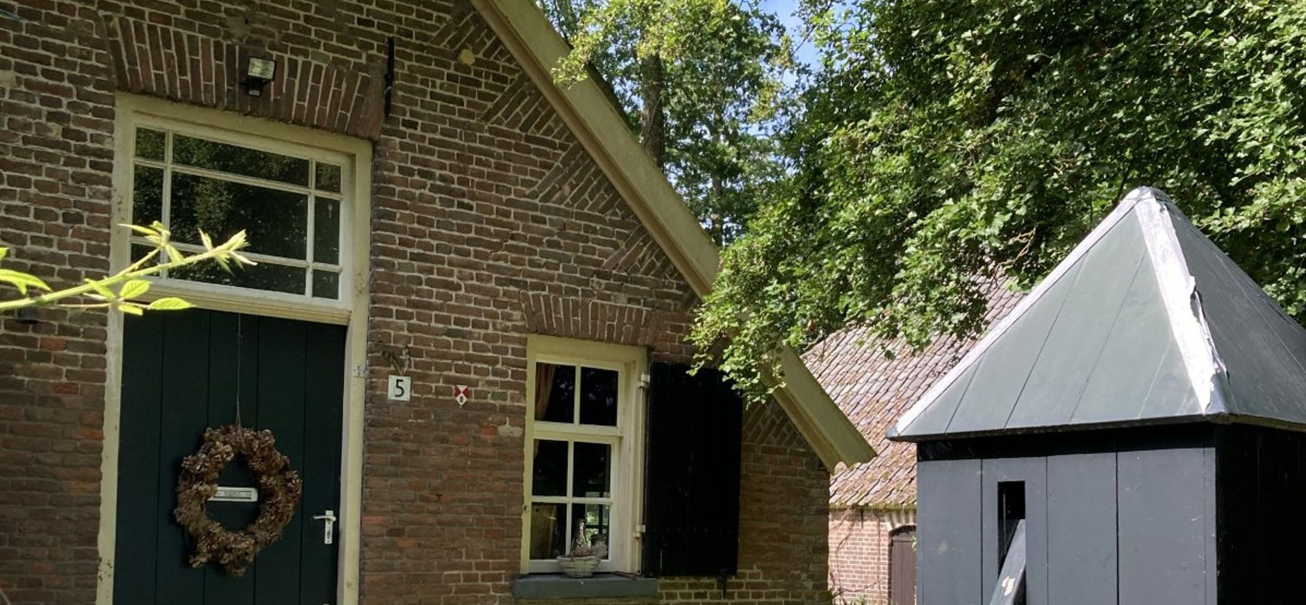 Een van de historische boerderijen op landgoed Hackfort met compleet erf