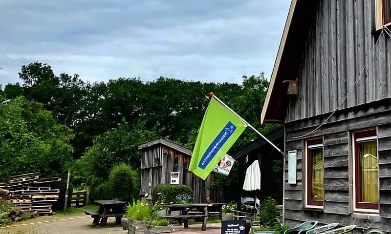 Theeschenkerij open erf De Groote Modderkolk