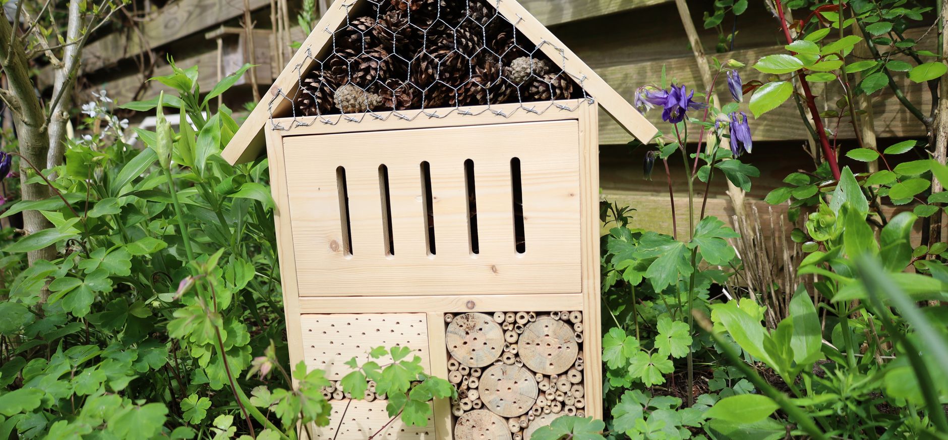 Insectenhotel in een tuin
