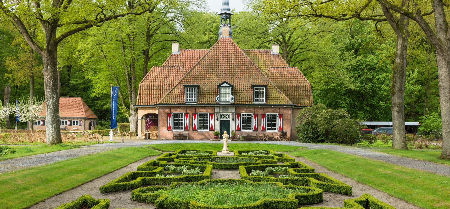 Landhuis op landgoed De Slotplaats Foto van de voorzijde van het iconische landhuis op landgoed De Slotplaats
