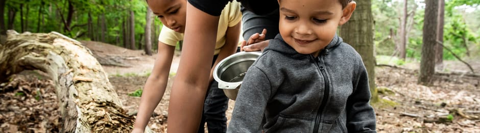 Kinderen spelen in de natuur