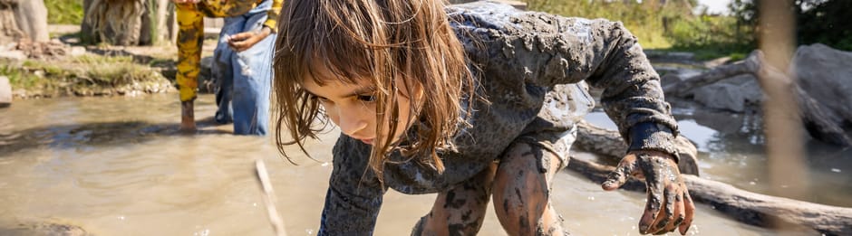 Kinderen spelen in de natuur
