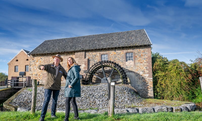 Meneer en mevrouw voor de Volmolen