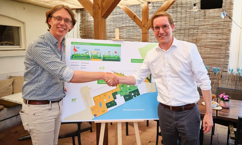 Stefan Vreugdenhil en Arno Bonte leggen de puzzelstukken op hun plaats Stefan Vreugdenhil en Arno Bonte leggen de puzzelstukken op hun plaats