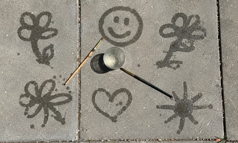 Een waterschilderij op stoeptegels