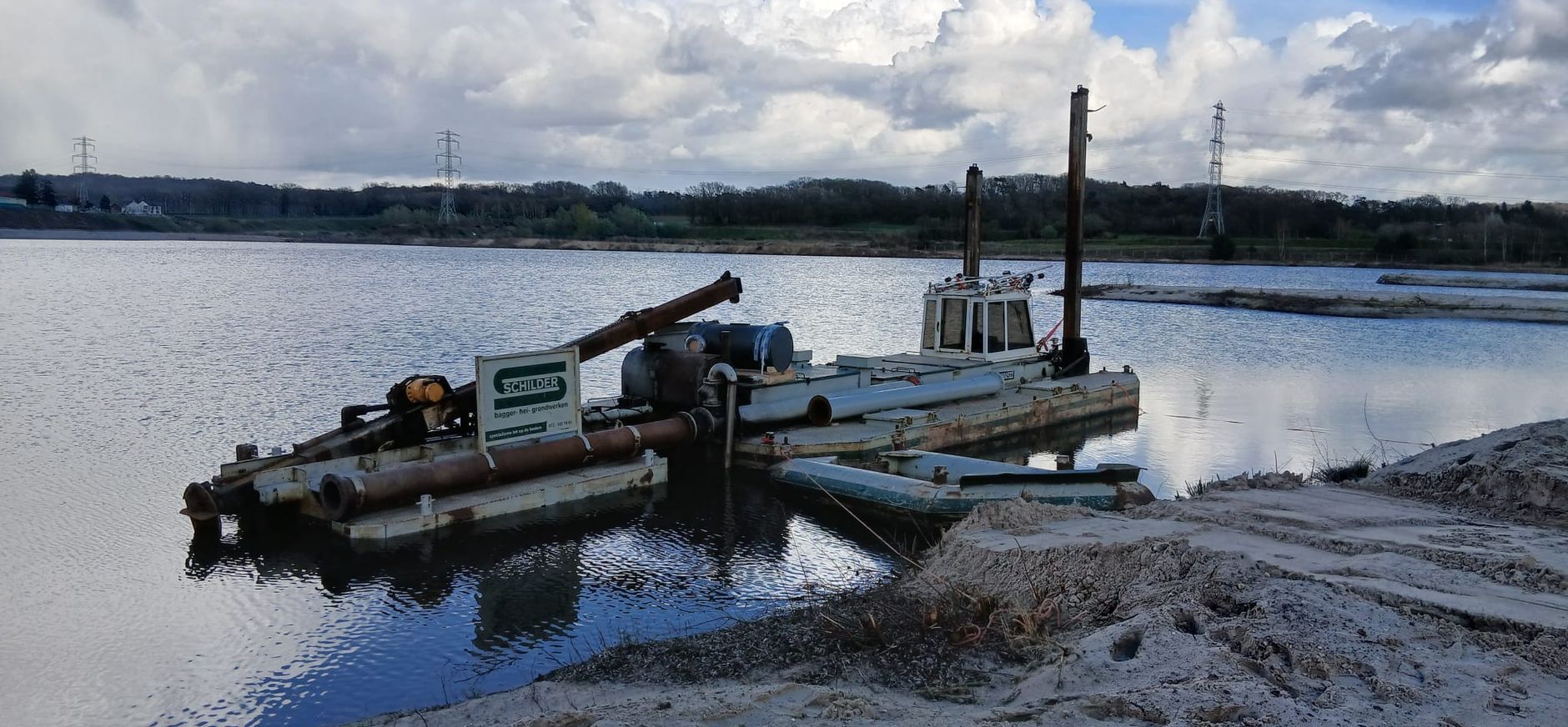 Cuttermachine om watercrassula op te zuigen Cuttermachine om watercrassula op te zuigen