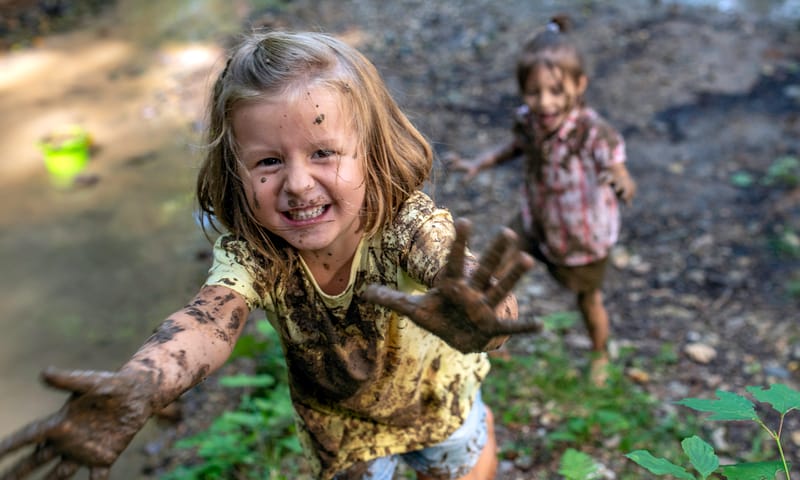 Kinderen in de modder