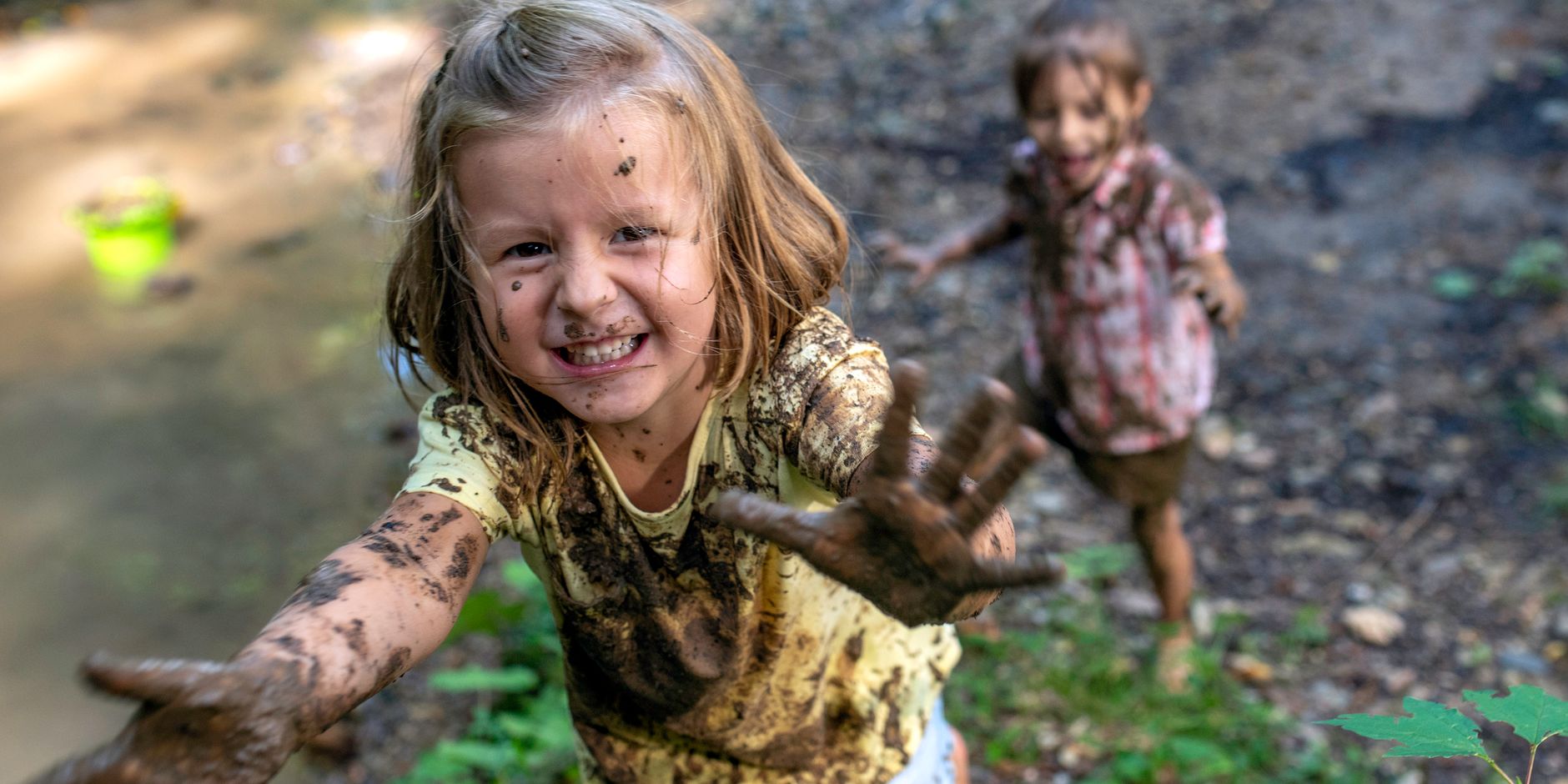 Kinderen in de modder