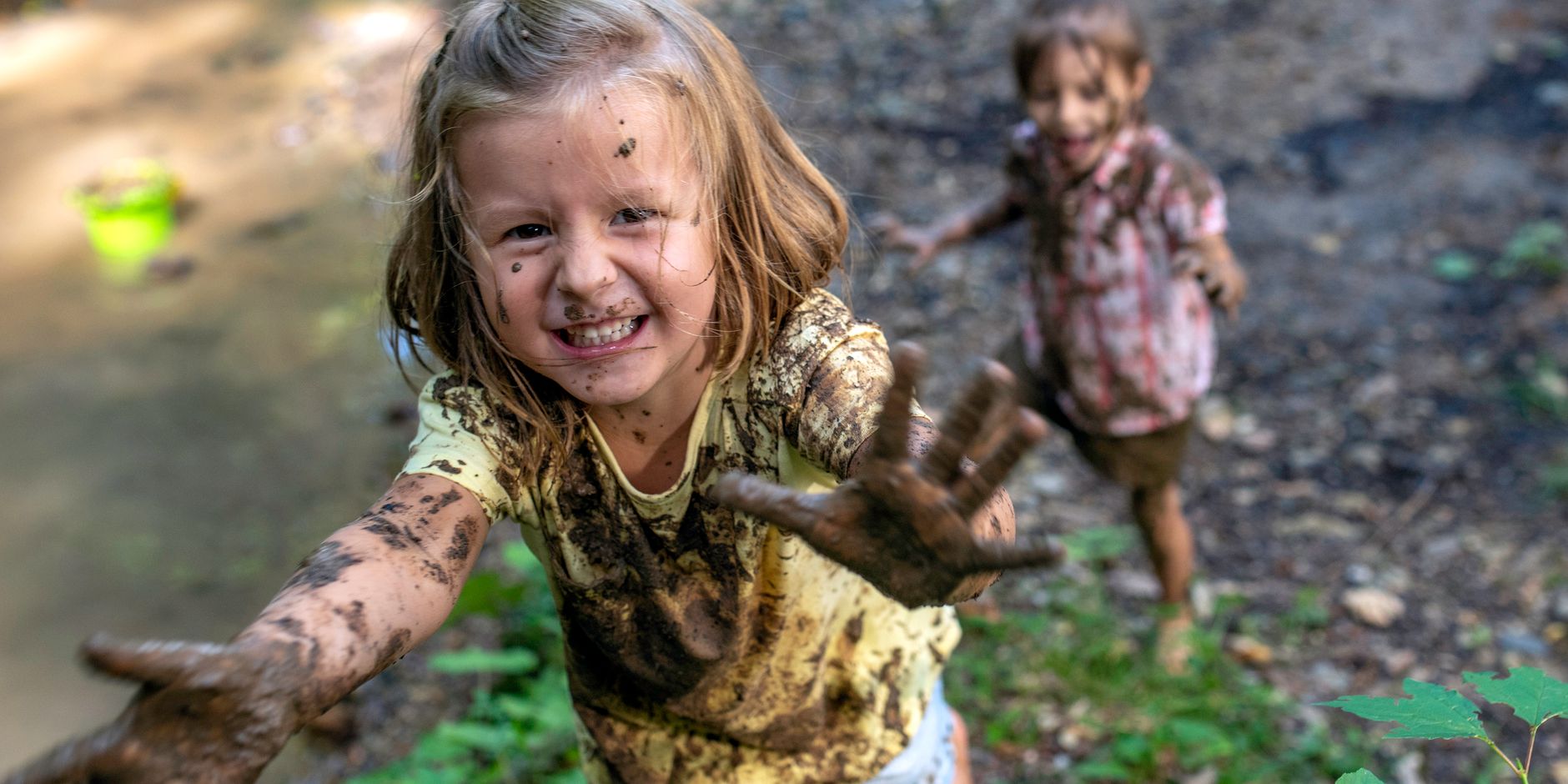 Kinderen in de modder