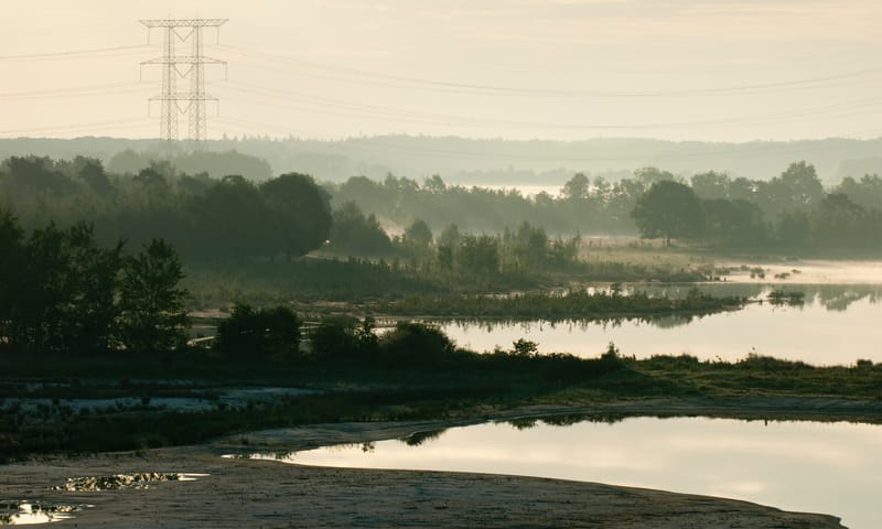 Op achtergrond de bestaande 380 kV die door Huis ter Heide loopt Op achtergrond de bestaande 380 kV die door Huis ter Heide loopt