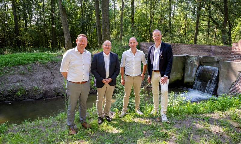 Bob Nijs, burgemeester Stad Lommel; Marc Oudenhoven, gedeputeerde Provincie Noord-Brabant; Rob van Schijndel, landsdeelmanager Natuurmonumenten; Frank Buijs, senior director public policy van The Coca-Cola Company Opening Sluis 't Saske